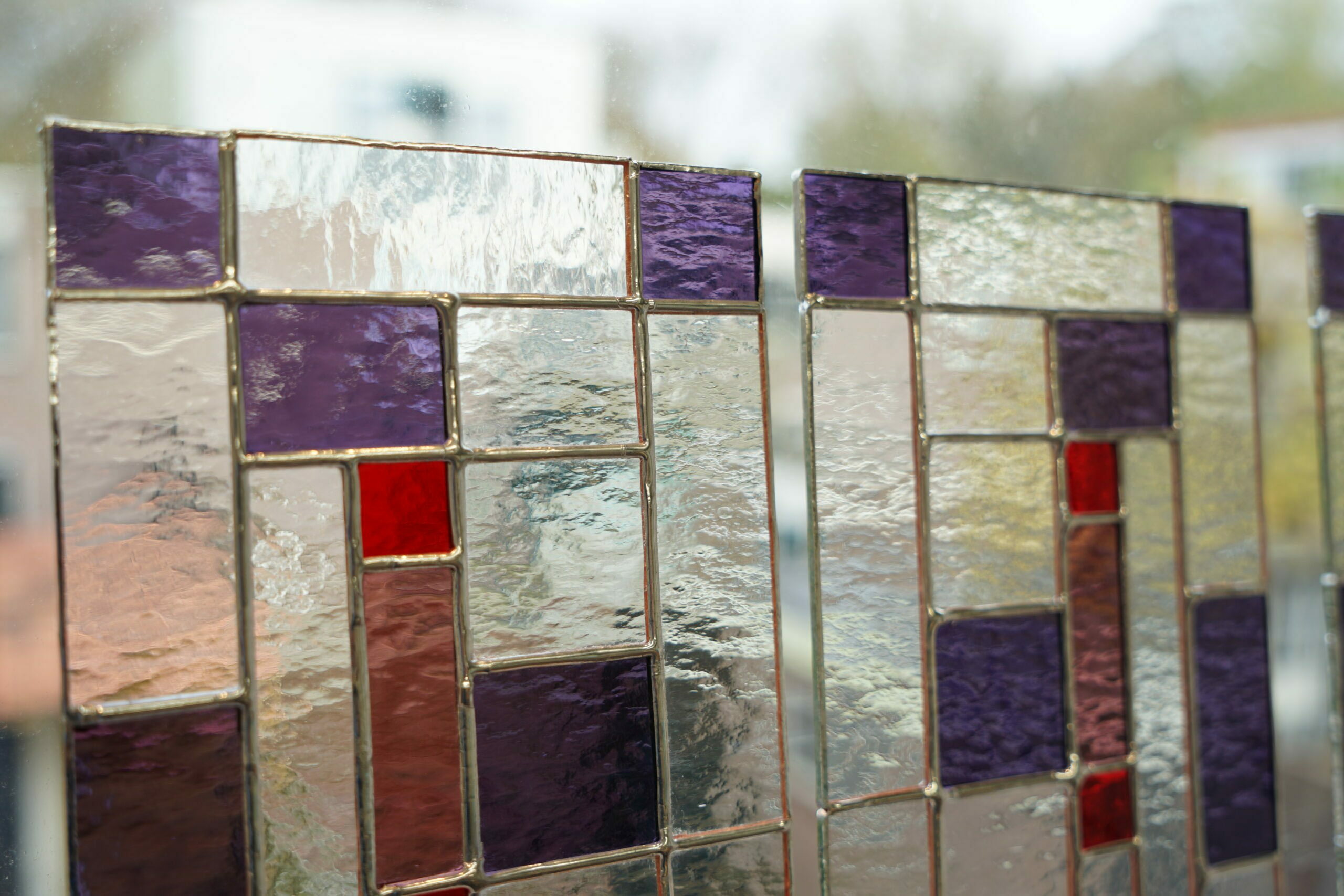 glas in lood plaatje met rood en paars